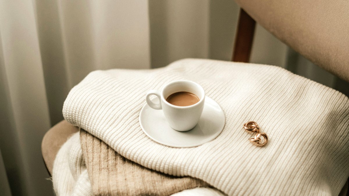 白いブランケットの上のコーヒーカップ